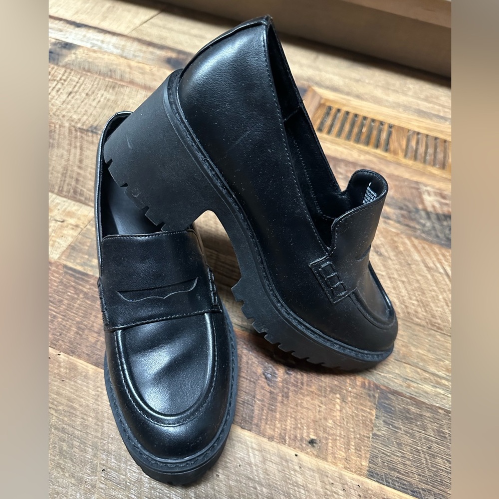 Target, women’s size 8 loafers in all black